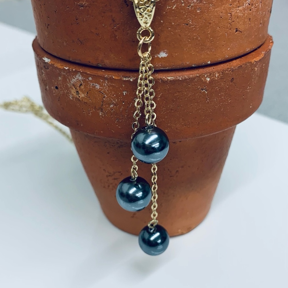 Shell pearl necklace